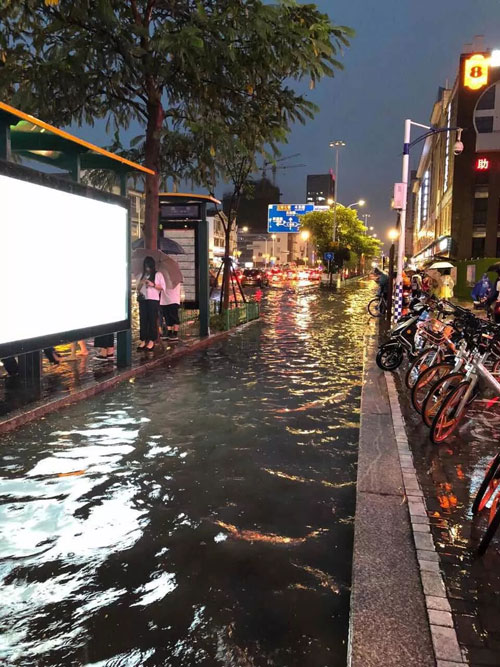 暴雨后的街景圖