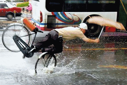 積水路滑導致路人摔倒