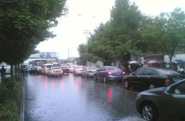 下雨城市堵車(chē)