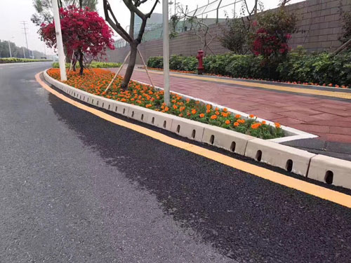 道路旁的路緣石排水溝