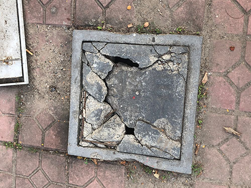 公園破損的蓋板